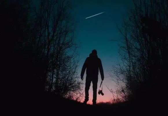 梦见在黑暗中走 做梦梦见在黑暗中走是什么预兆 梦见在黑暗中走好不好