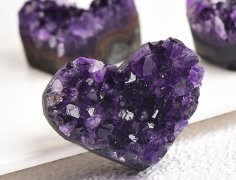 梦见紫水晶 做梦梦见紫水晶是什么预兆 梦见紫水晶好不好